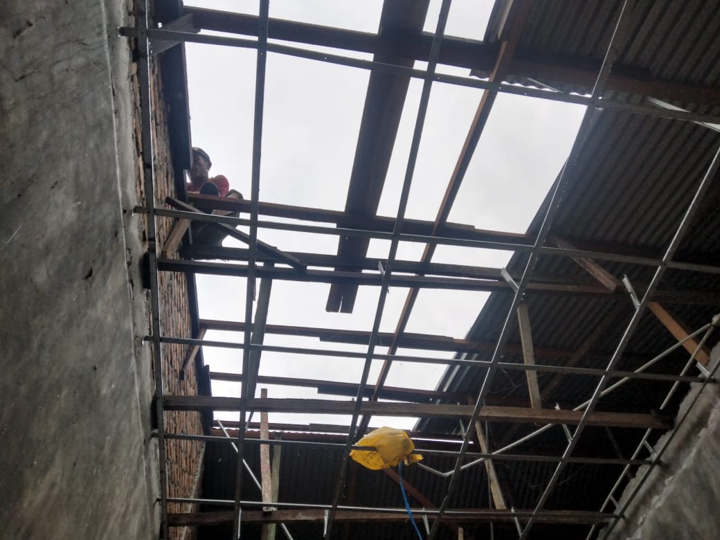 Hujan Serta Angin Kencang Terbangkan Atap Rumah Warga