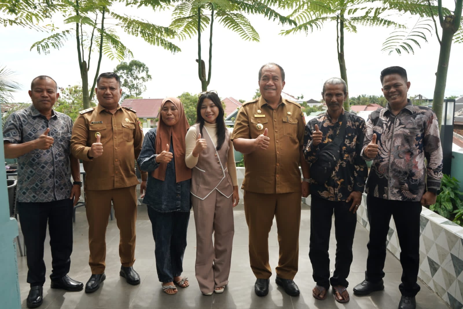 Bupati Asahan berpesan Kepada Dinda Agar tidak berhenti Berkarya,terus mengasah kemampuan