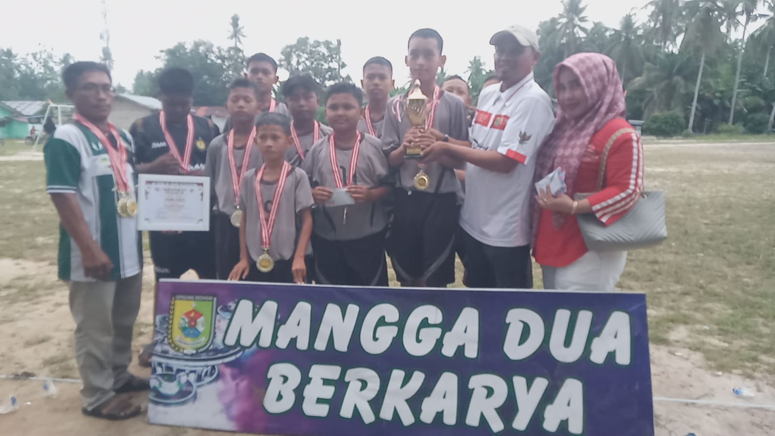 Sagon FC Juara Turnamen Sepak Bola Usia Bebas Piala Kemerdekaan Desa Mangga Dua