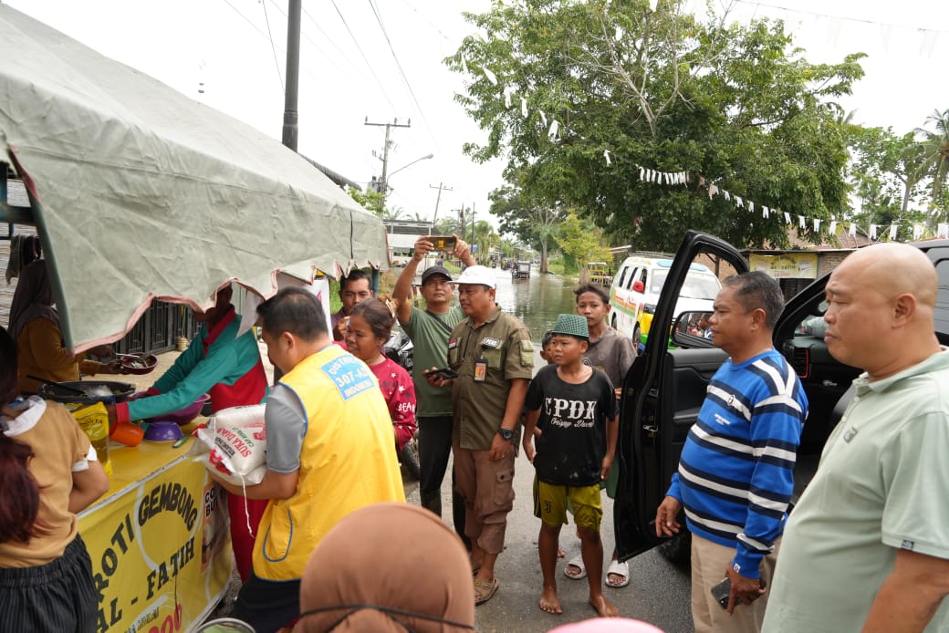 Bupati Darma Wijaya bersama Lion Club Sergai Salurkan Bantuan Ke Warga Terdampak Banjir dan Gelombang Tinggi di Tanjung Beringin 1 Bupati Darma Wijaya bersama Lion Club Sergai Salurkan Bantuan Ke Warga Terdampak Banjir dan Gelombang Tinggi di Tanjung Beringin