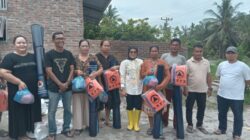 Camat Nurchinta Salurkan Bantuan ke Warga Korban Puting Beliung di Desa Tebing Tinggi 3 Camat Nurchinta Salurkan Bantuan ke Warga Korban Puting Beliung di Desa Tebing Tinggi