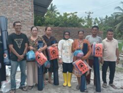 Camat Nurchinta Salurkan Bantuan ke Warga Korban Puting Beliung di Desa Tebing Tinggi