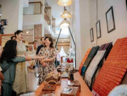 Kahiyang Ayu Perkenalkan Wastra Khas Sumut Pada Istri Dubes AS