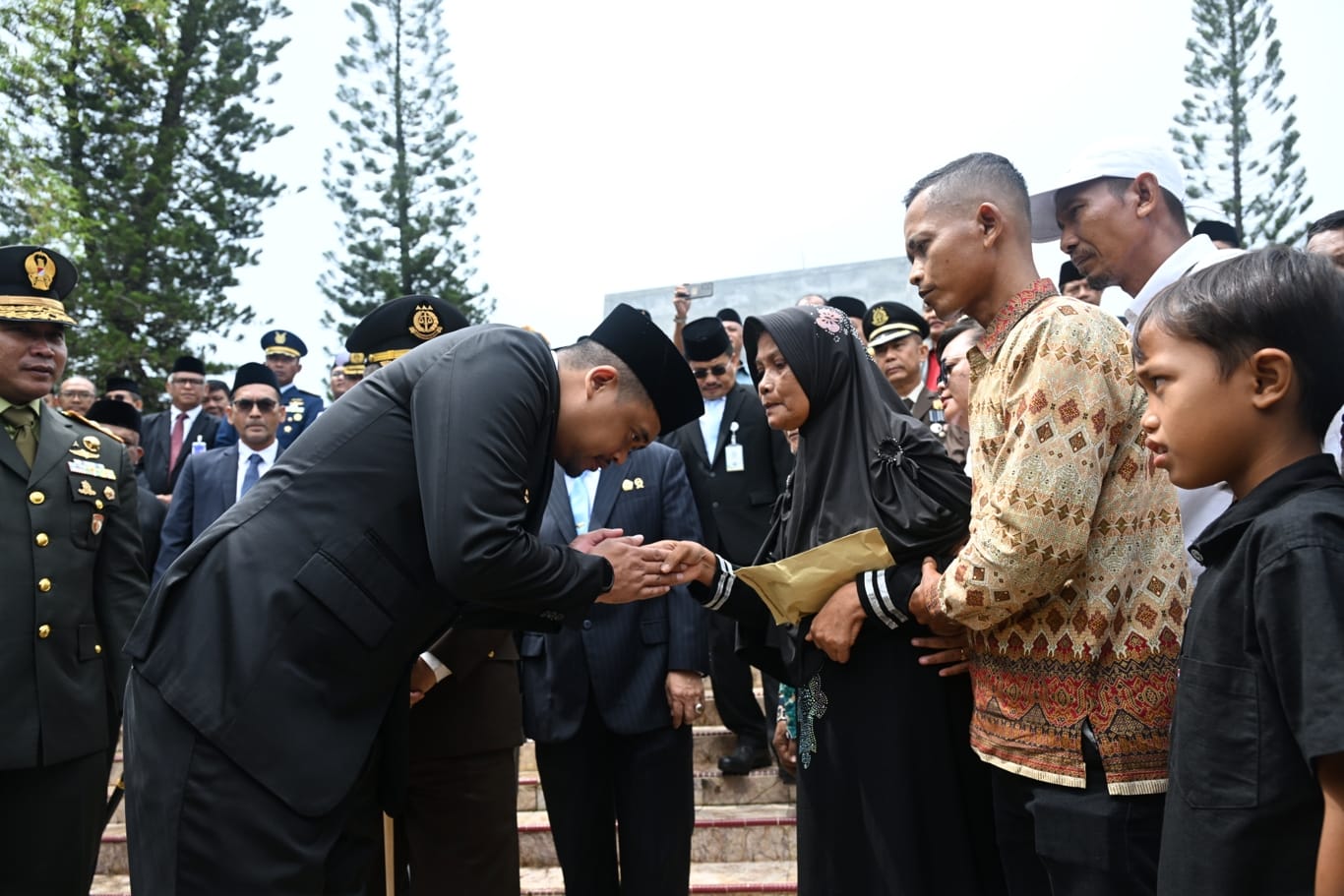 Peringati Kesaktian Pancasila, Bobby Nasution Berikan Tali Asih ke Keluarga Letda Sujono