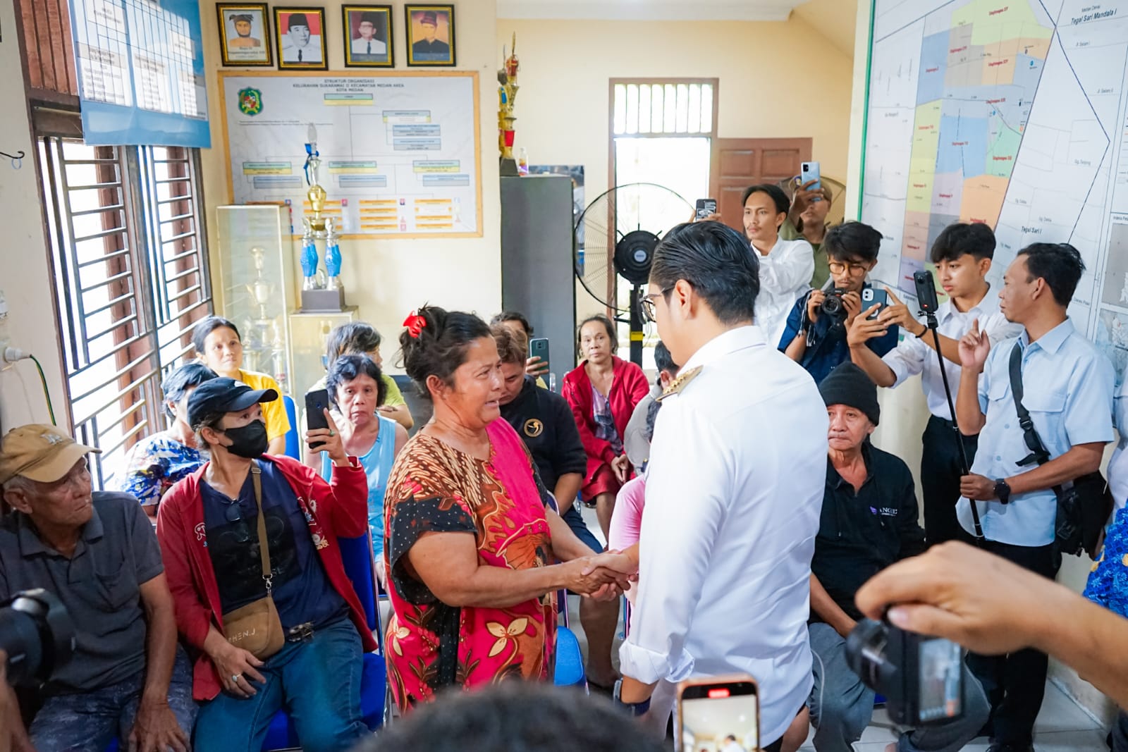 Tangis Haru Pecah di Kantor Lurah Sukaramai II Saat Rico Waas Datang