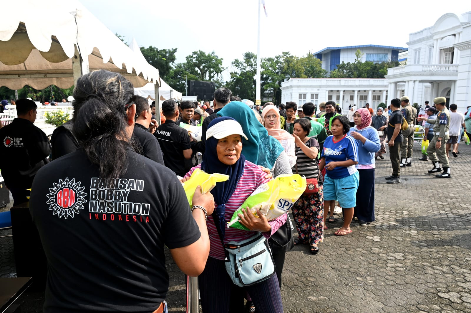 Bantu Pemerintah Stabilkan Harga, Barisan Bobby Nasution Indonesia Lepas 5 Ton Beras dengan Harga Murah