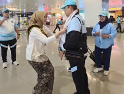 Bawa Misi Raih 7 Medali, Hatunggal Dikalungi bunga oleh Putri Kecantikan Jateng