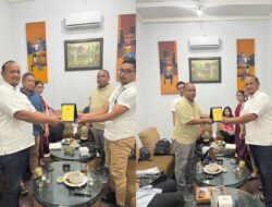 Agar Lebih Giat, PABERSI Sumut Beri Cendramata Ke Pengurus Angkat Berat Kota Medan