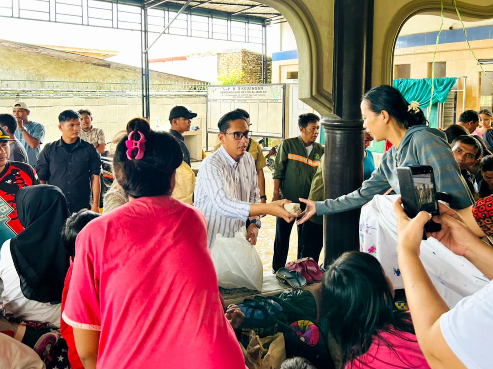 Rico Waas Kunjungi dan Salurkan Bantuan Untuk Pengungsi Banjir