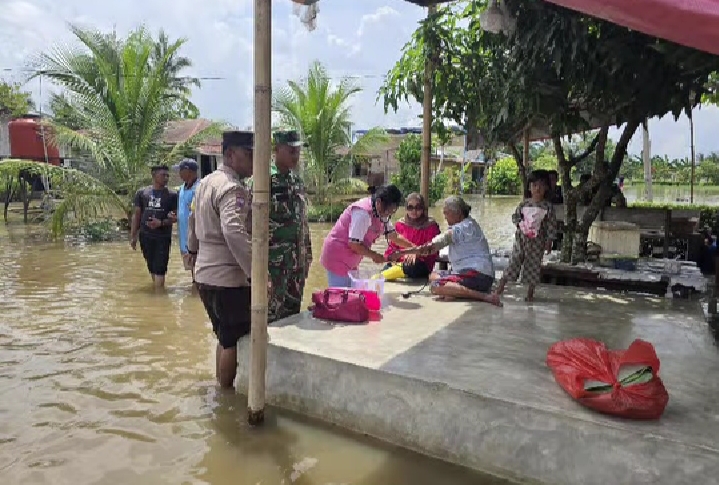 Ratusan Rumah di Tanjung Beringin Terendam Banjir, Forkopimcam Turun Tinjau dan Beri Layanan Kesehatan Gratis