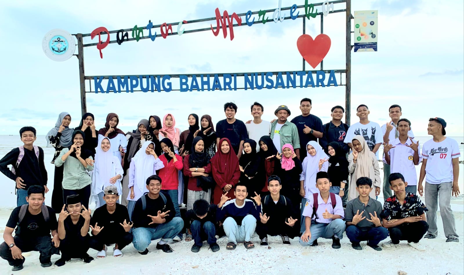 SMKS IT Aisyiyah Sumut Gelar Project Class di Pantai Merdeka, Latih Siswa Kolaborasi dan Kreativitas di Alam Terbuka