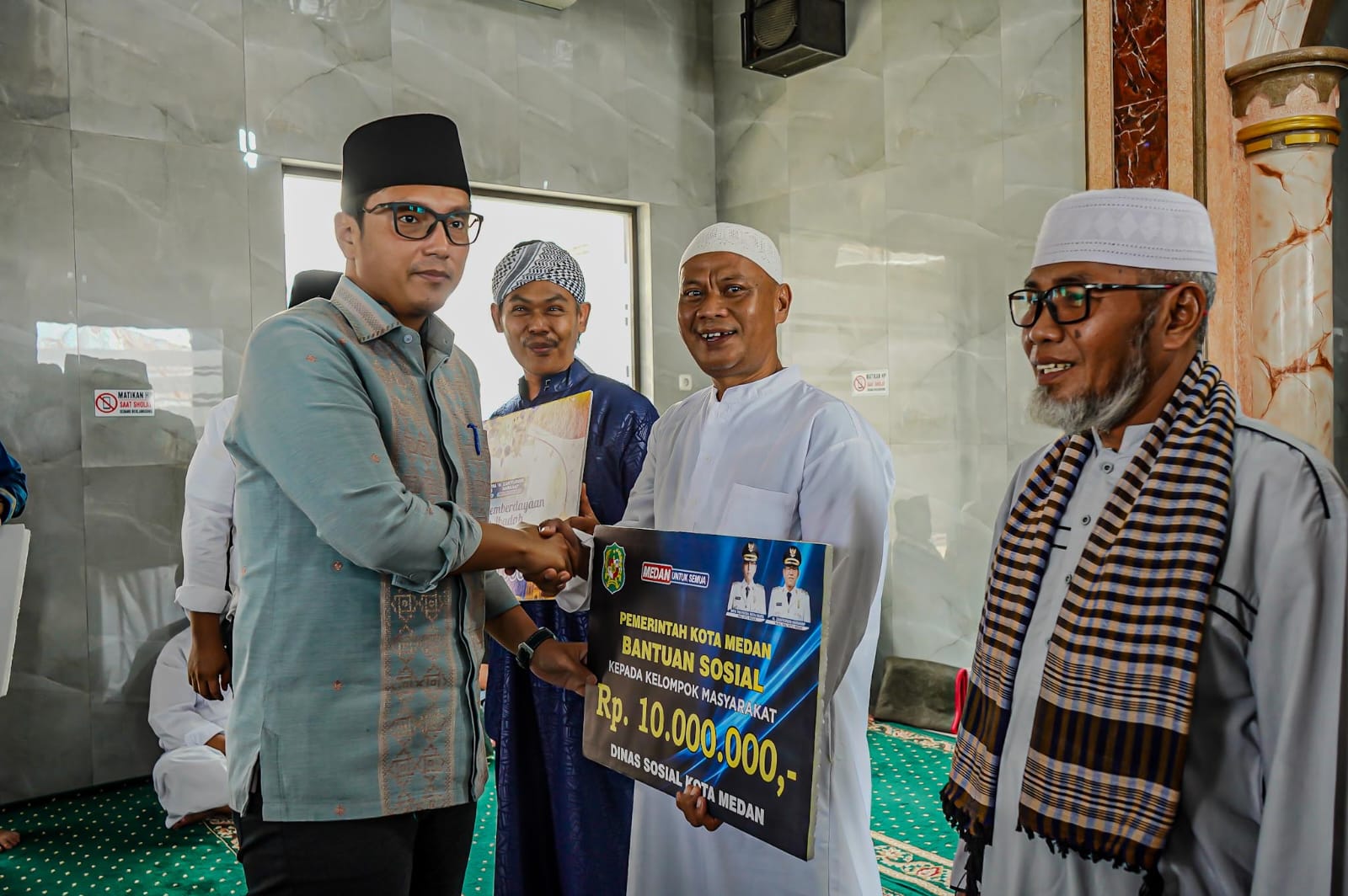 Safari Jumat Di Medan Marelan, Rico Waas Dengar dan Beri Solusi Permasalahan Warga