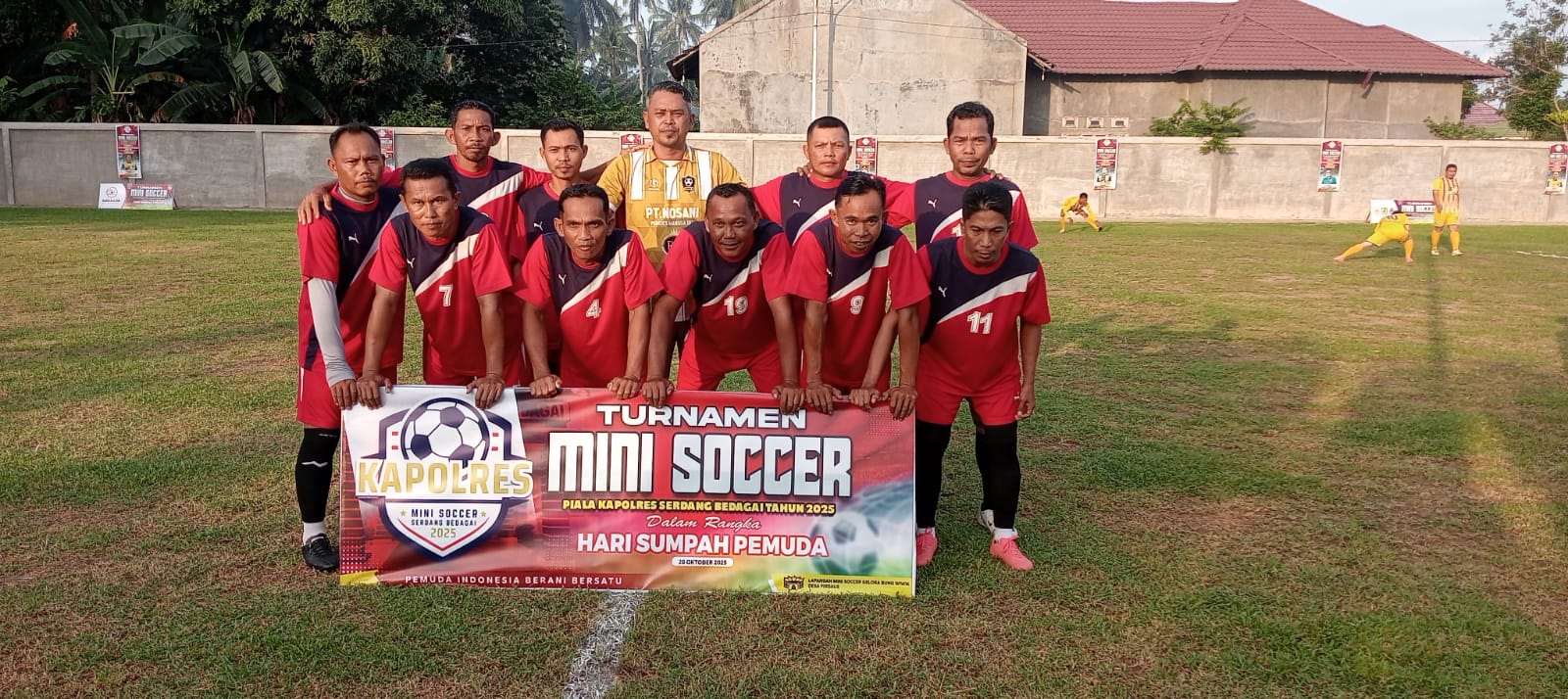 Turnamen Mini Soccer U-40 Piala Kapolres Sergai Semarak, Warga Padati Lapangan Gelora Bung Wiwik