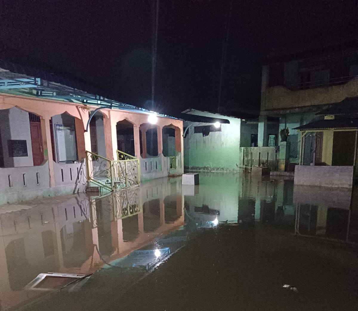 Banjir Rob Kembali Rendam Desa Bagan Kuala, Kantor Desa Ikut Terendam