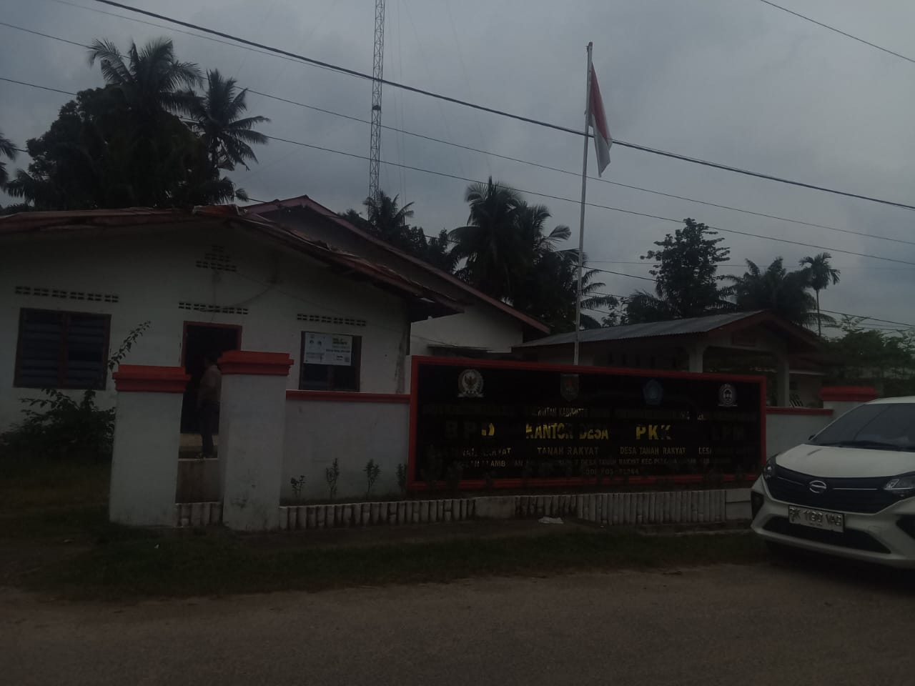 Miris!Bendera Merah putih di Kantor Desa Tanah Rakyat berlumut dan sobek berkibar