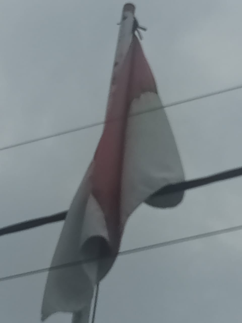 Miris!Bendera Merah putih di Kantor Desa Tanah Rakyat berlumut dan sobek berkibar