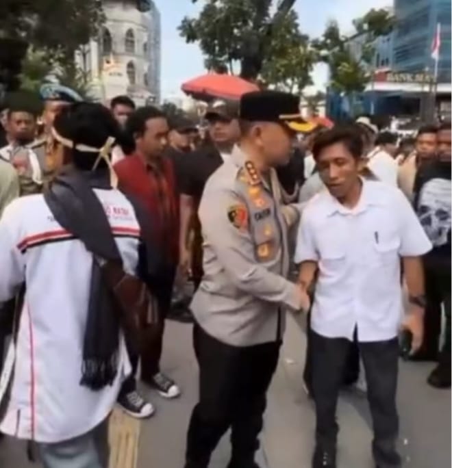 Kapolrestabes Medan Pimpin Pengamanan Aksi Damai “Tutup TPL” dengan Humanis Hingga Gerbang Tol Amplas