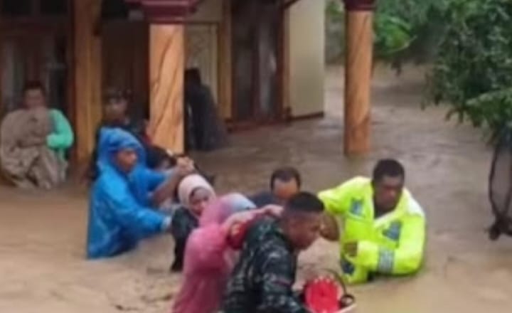BMKG Himbau Warga Medan Sekitarnya Waspadai Angin Kencang Yang Mengakibatkan Pohon Tumbang Dan Banjir Bandang