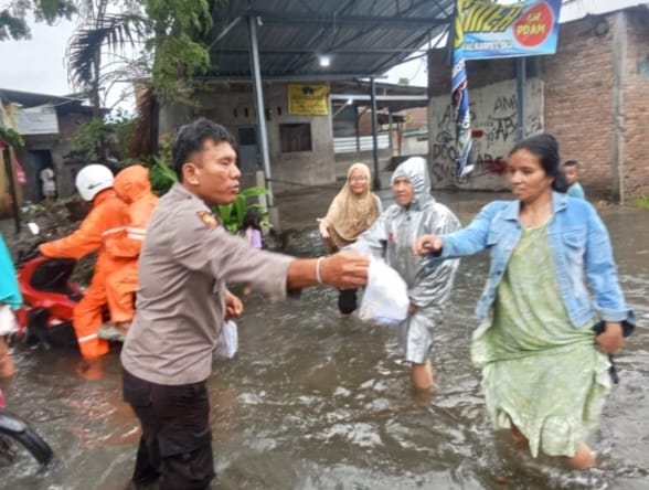 Polres Pelabuhan Belawan Pantau Situasi Banjir dan Salurkan Bantuan kepada Warga Terdampak Banjir