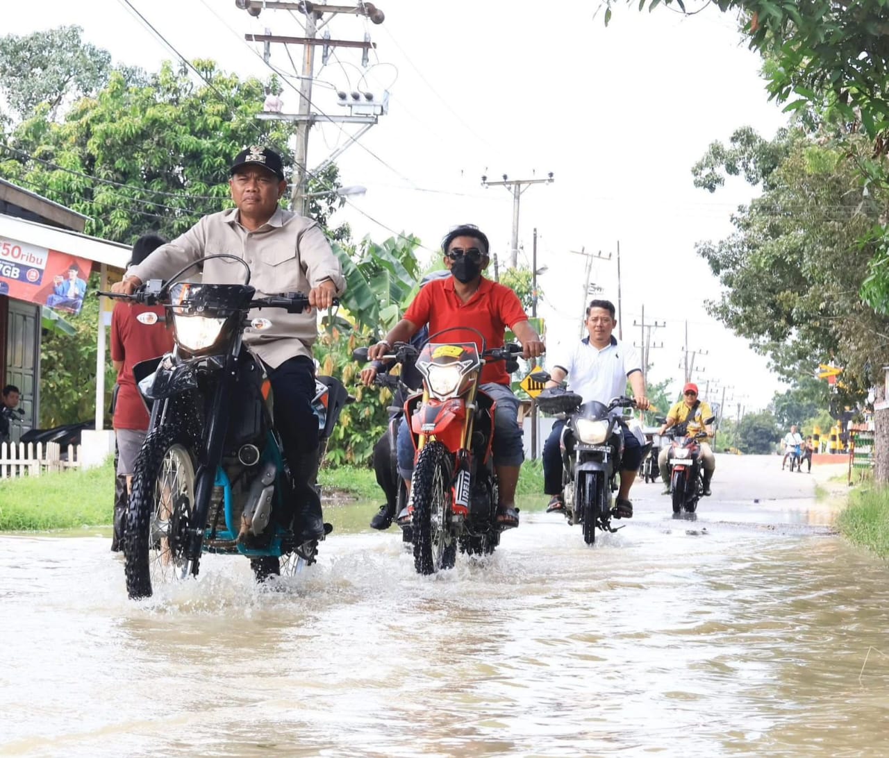 Bupati Sergai Tinjau Lokasi Banjir Gunakan Motor Trail