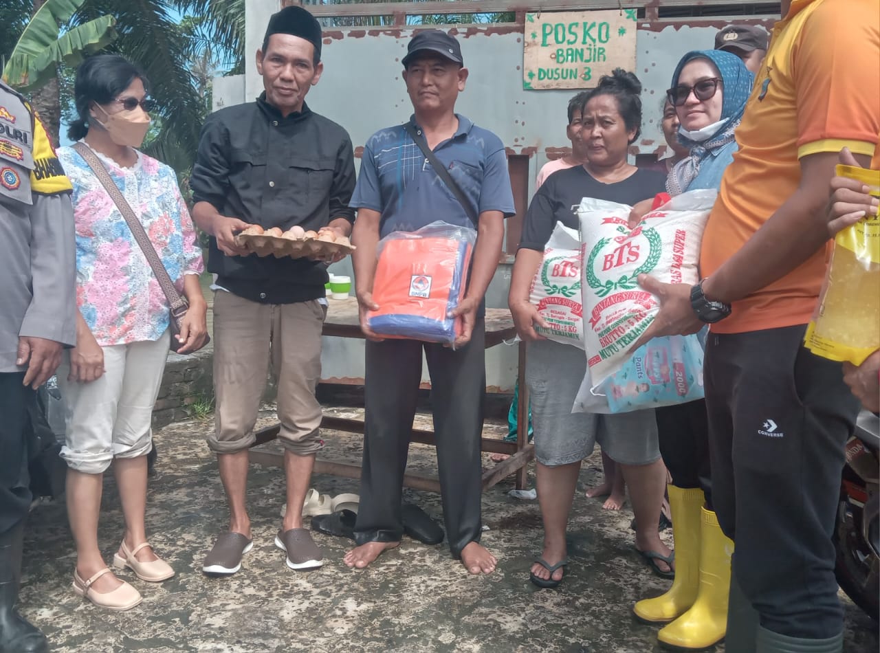 Camat Tanjung Beringin Salurkan Bantuan Sembako ke Posko Banjir