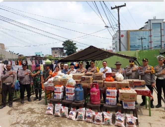 235 Jiwa Korban Banjir Hamdan Terima Bantuan dari Wakapolda Dan Kapolrestabes Medan