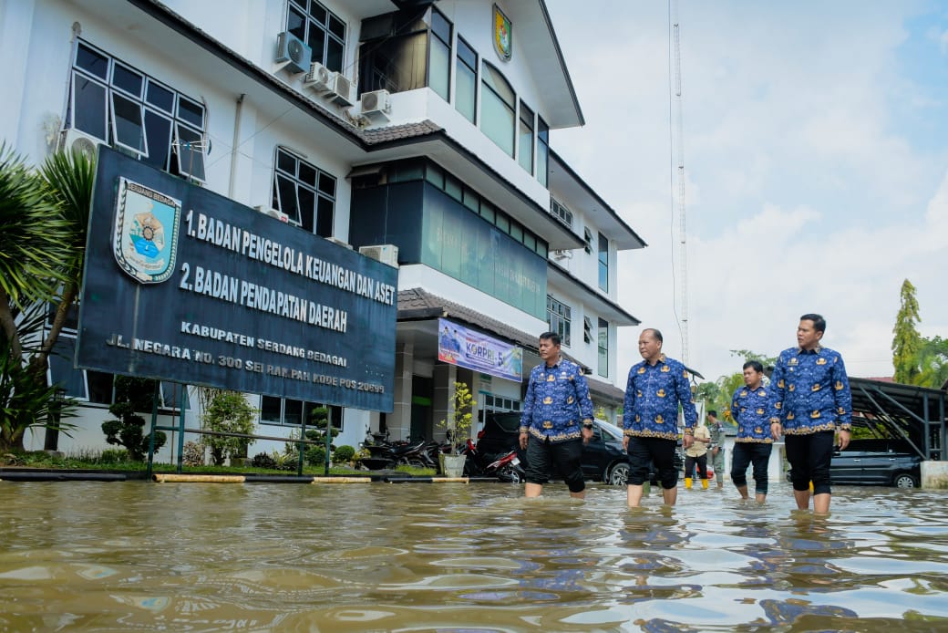 Banjir Rendam Kantor Pemkab Sergai, Wabup Adlin Tambunan Pastikan Layanan Publik Tetap Optimal