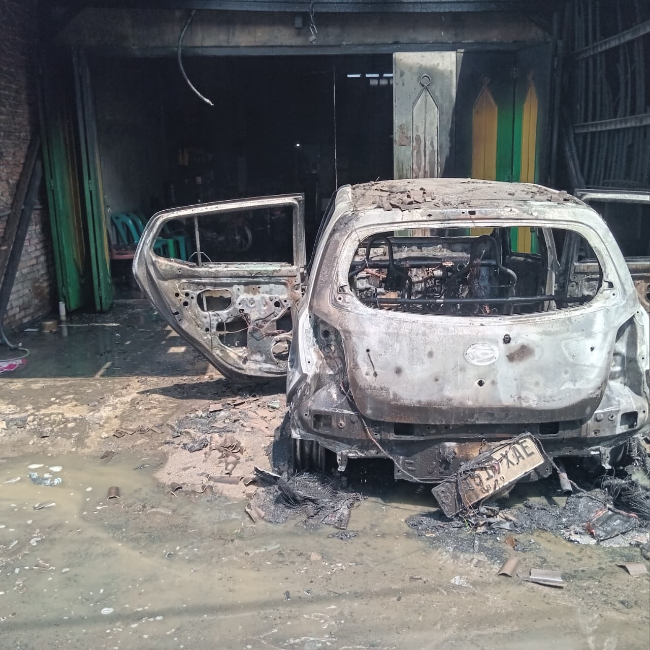 Mobil Pribadi Terbakar di Sei Rampah, Polisi dan Warga Sigap Padamkan Api