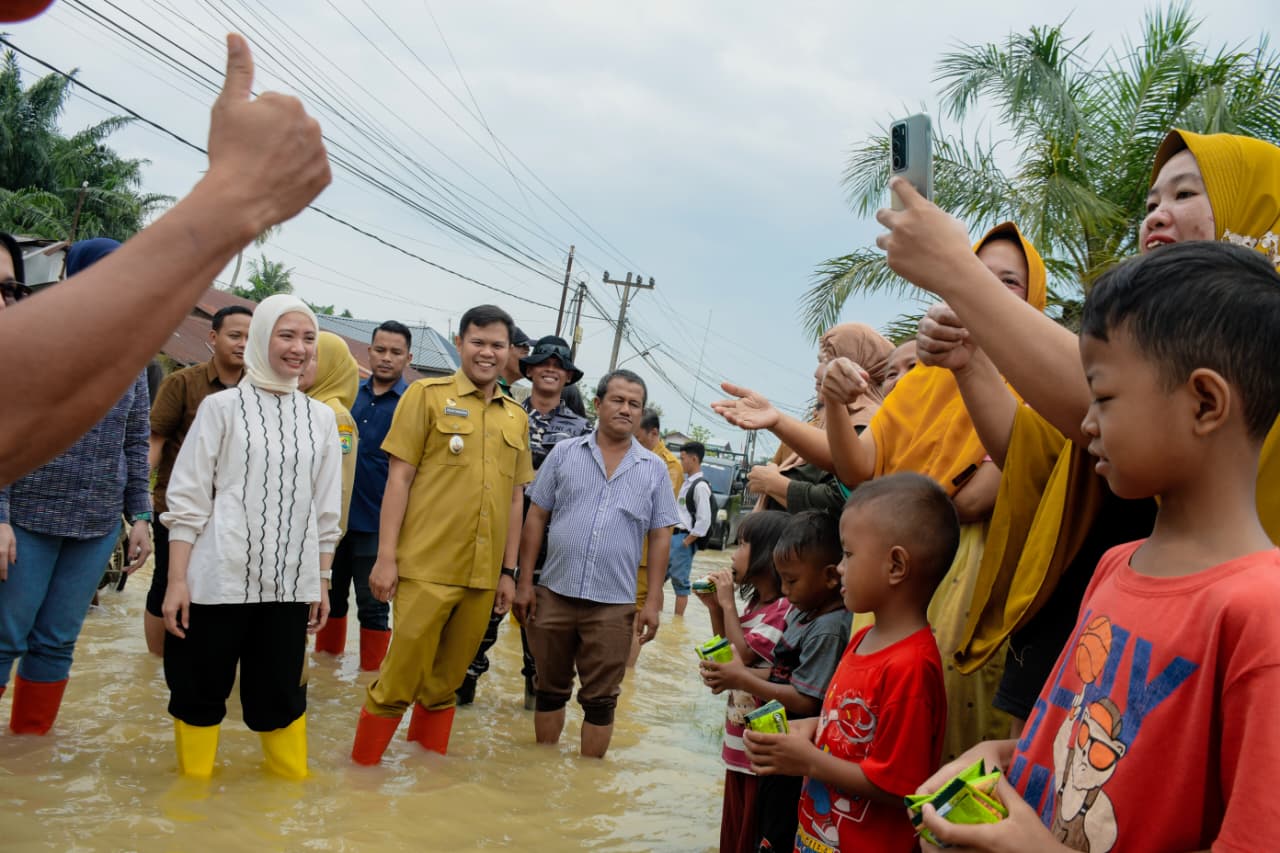 Istri Wabup dan Ketua DWP Sergai Salurkan Bantuan ke Posko Banjir di Tanjung Beringin dan Sei Rampah
