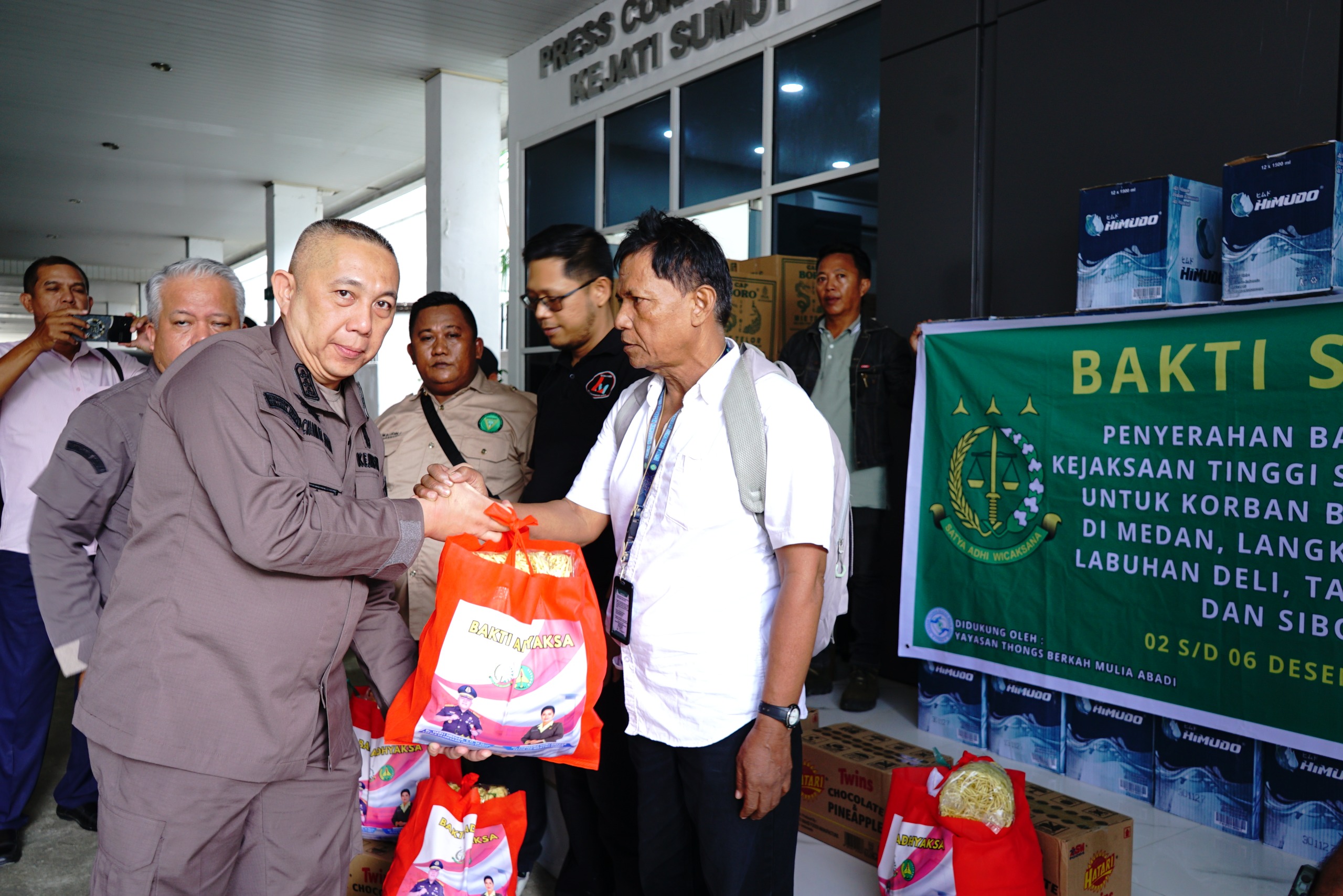 Kajatisu Salurkan Bantuan Kepada Awak Media Dan Masyarakat Terdampak Banjir