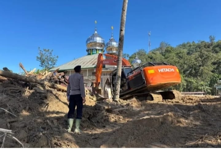 Brimob Sumut Lakukan Pembersihan Rumah Ibadah Hingga Pemasangan Starlink Untuk Warga Garoga