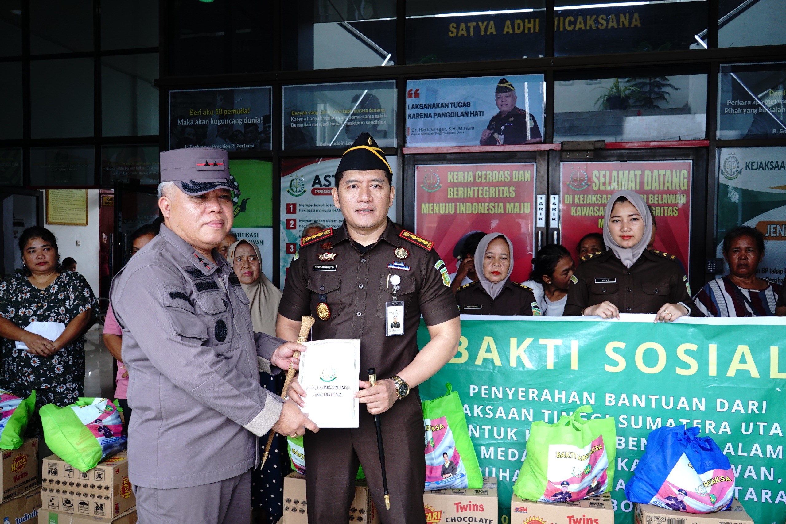 Kunjungi Kajari Labuhan dan Kajari Belawan, Harli Siregar Salurkan Bantuan Paket Sembako