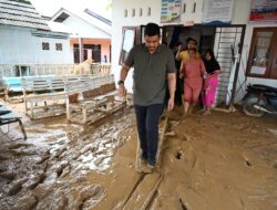 Bobby Nasution Terobos Daerah Banjir dan Longsor Parah di Tapteng