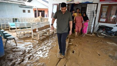 Bobby Nasution Terobos Daerah Banjir dan Longsor Parah di Tapteng