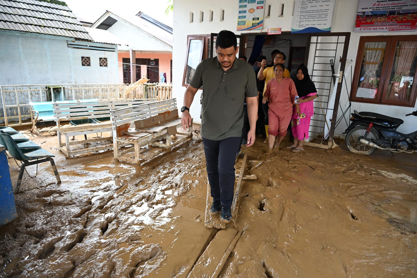 Bobby Nasution Terobos Daerah Banjir dan Longsor Parah di Tapteng