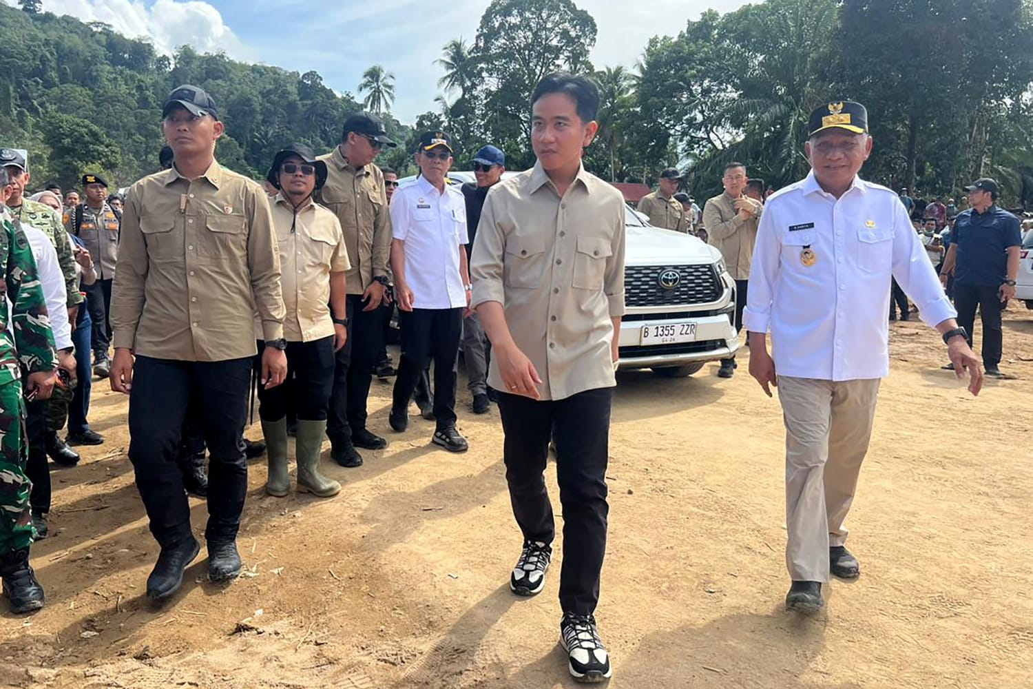 Wagubsu Dampingi Wapres RI Tinjau Dua Desa Lokasi Banjir dan Longsor Tapsel