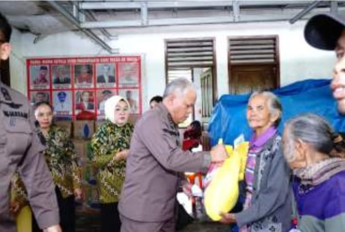 Tembus Medan Sulit, Kajatisu Salurkan Bantuan Ke Desa Pansurbatu