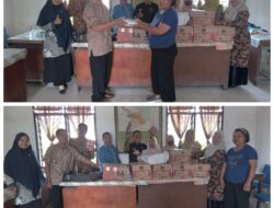 Tiarli Pasaribu Bagikan Buku Tulis kepada Siswa Terdampak Banjir di Tanjung Beringin