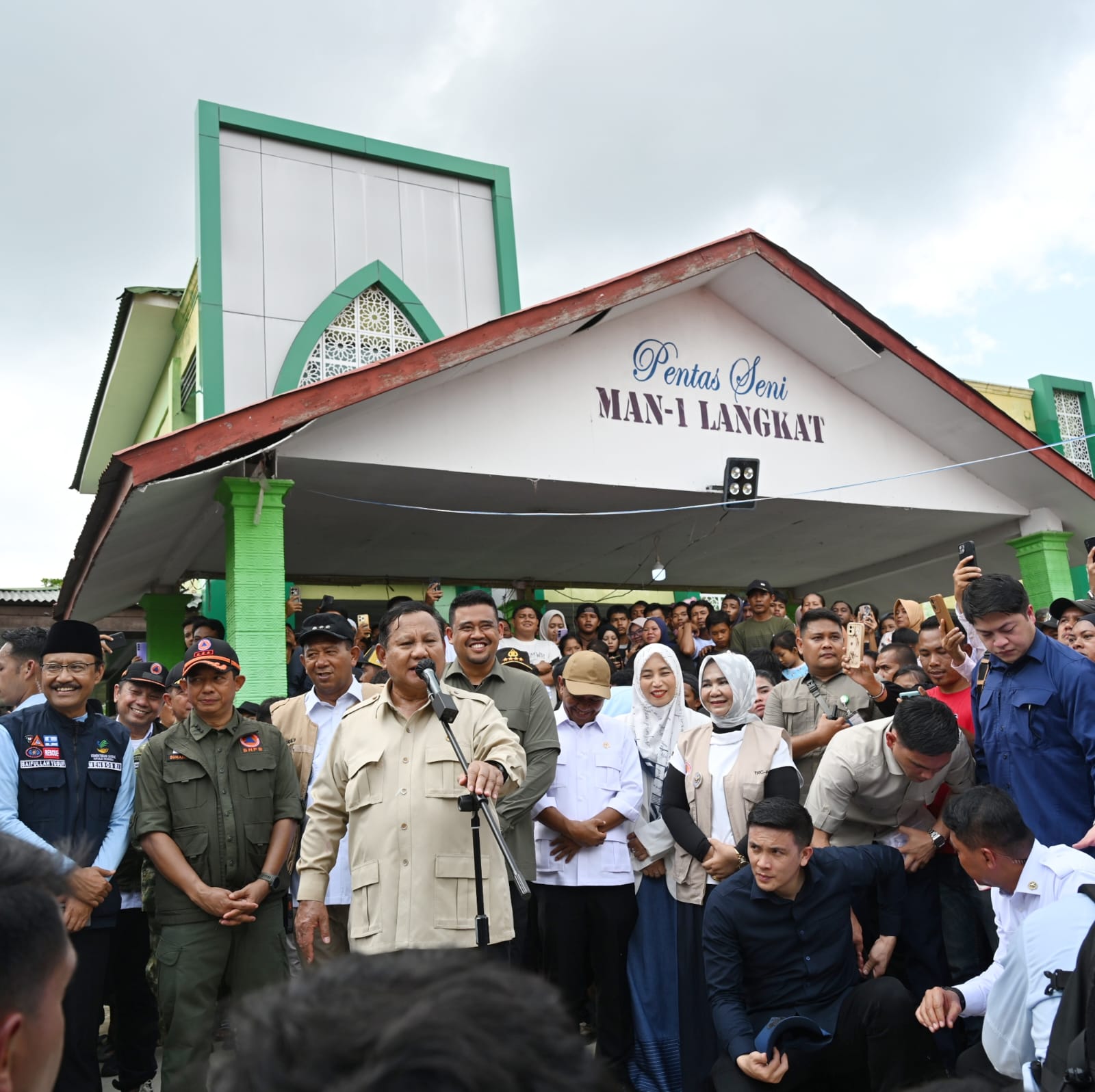 Tinjau Lokasi Pengungsian Langkat, Prabowo Pastikan Terus Pantau Pemulihan Bencana di Sumut