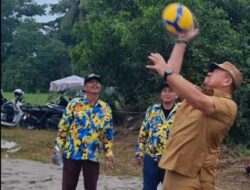 Bahar Siagian Pukul Bola Pertama Tanda Dibukanya Turnamen Volly Pantai GEMKARA Cup 2025