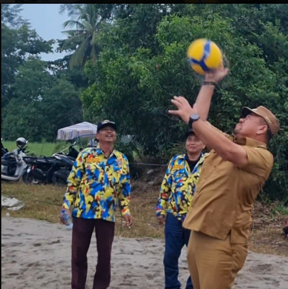 Bahar Siagian Pukul Bola Pertama Tanda Dibukanya Turnamen Volly Pantai GEMKARA Cup 2025