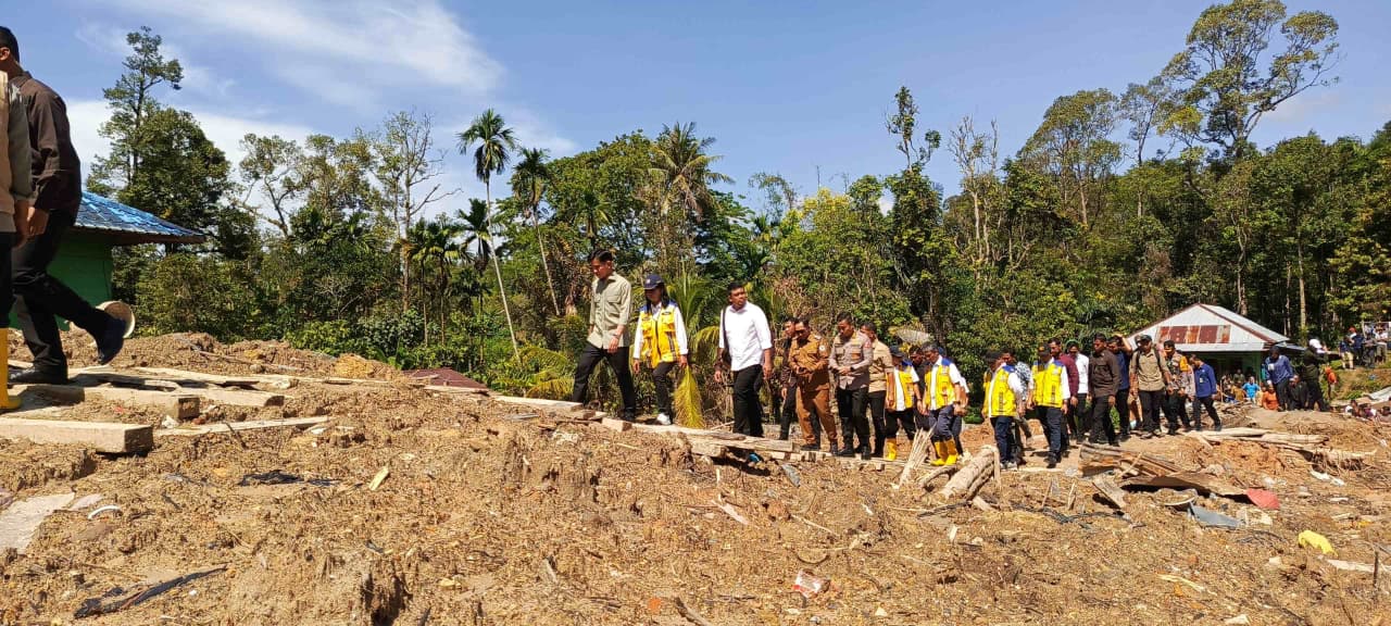 Wakil Presiden Gibran dan Bobby Nasution Tinjau Pengungsian Desa Sibalanga
