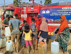Damkarmat Kota Medan Bahu-Membahu Bersihkan Aceh Tamiang Pascabanjir