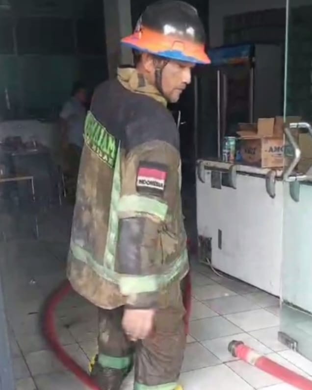 Dapur Fountain Ice Cream di Jalan Hayam Wuruk Terbakar, Puluhan Karyawan dan Warga Sekitar Panik