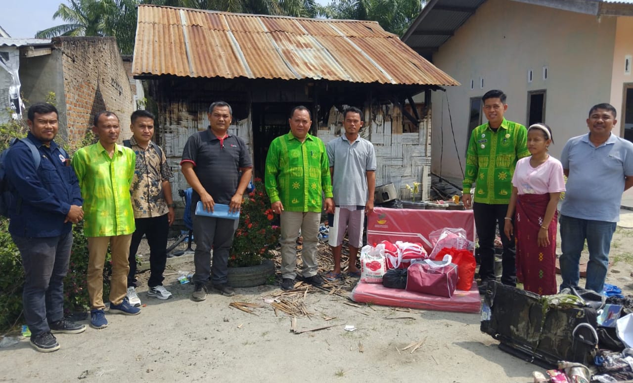 Kadis Sosial Sergai Tinjau dan Salurkan Bantuan Korban Kebakaran di Tanjung Beringin