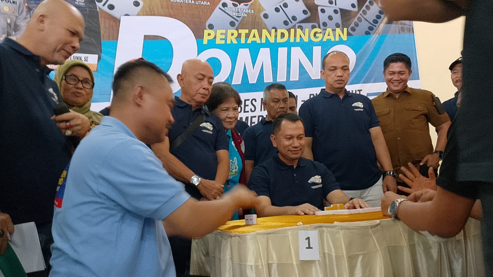 Jean Calvijn Buka Turnamen Domino PWI Sumut Piala Kapolrestabes Medan Meriahkan HPN 2026