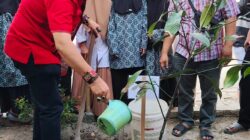 Ketua DPRD Medan Bersama Anak Yatim Tanam Pohon Untuk Jaga Bumi 2 Ketua DPRD Medan Bersama Anak Yatim Tanam Pohon Untuk Jaga Bumi