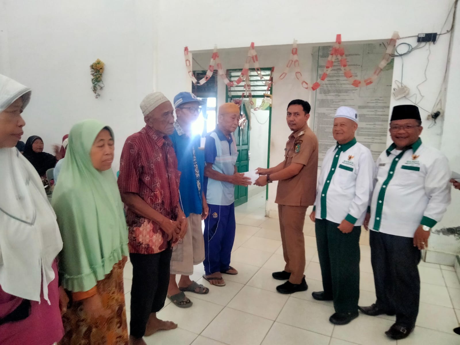 BAZNAS Sergai Salurkan Zakat kepada 50 Dhuafa di Bintang Bayu