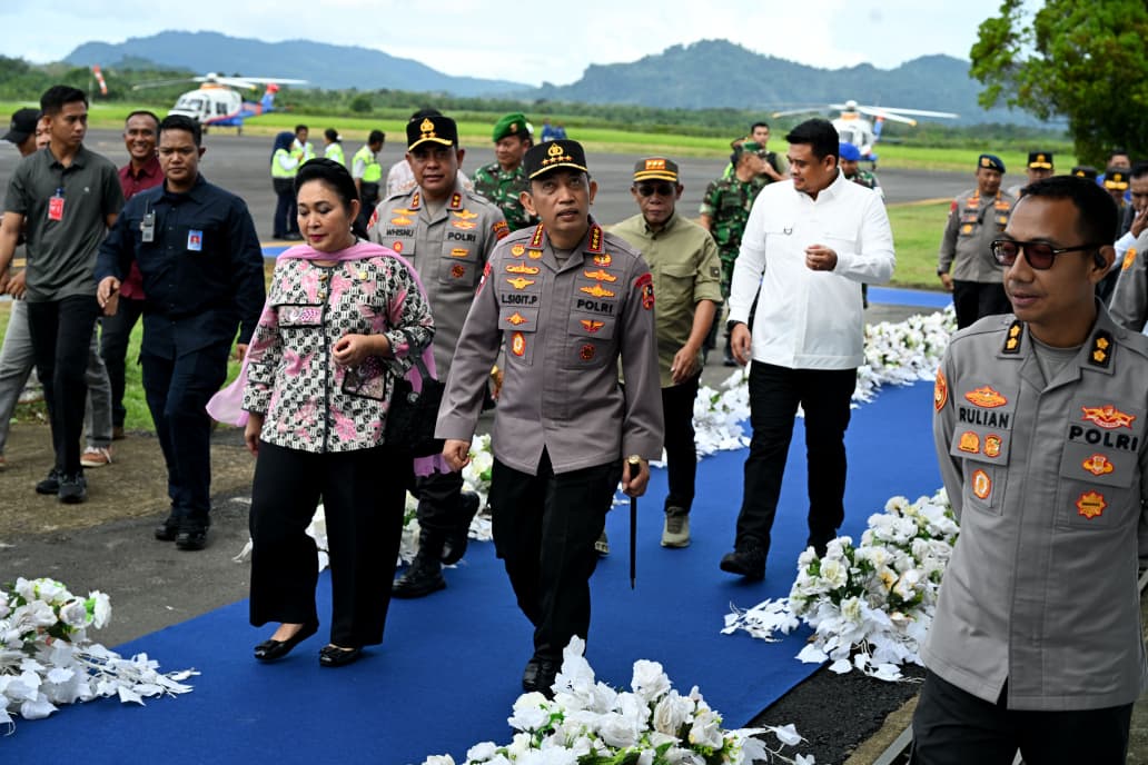 Bobby Nasution Dampingi Kapolri Dan Ketua Komisi IV Tinjau Korban Bencana dan Salurkan Bantuan