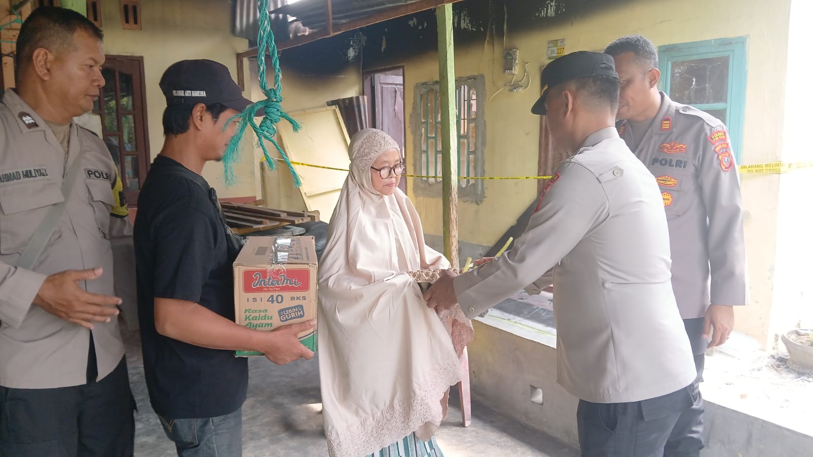 Atensi AKBP Jhon Sitepu, SIK, MH, Kapolsek Perbaungan Salurkan Bansos Ramadan untuk Korban Kebakaran di Sergai